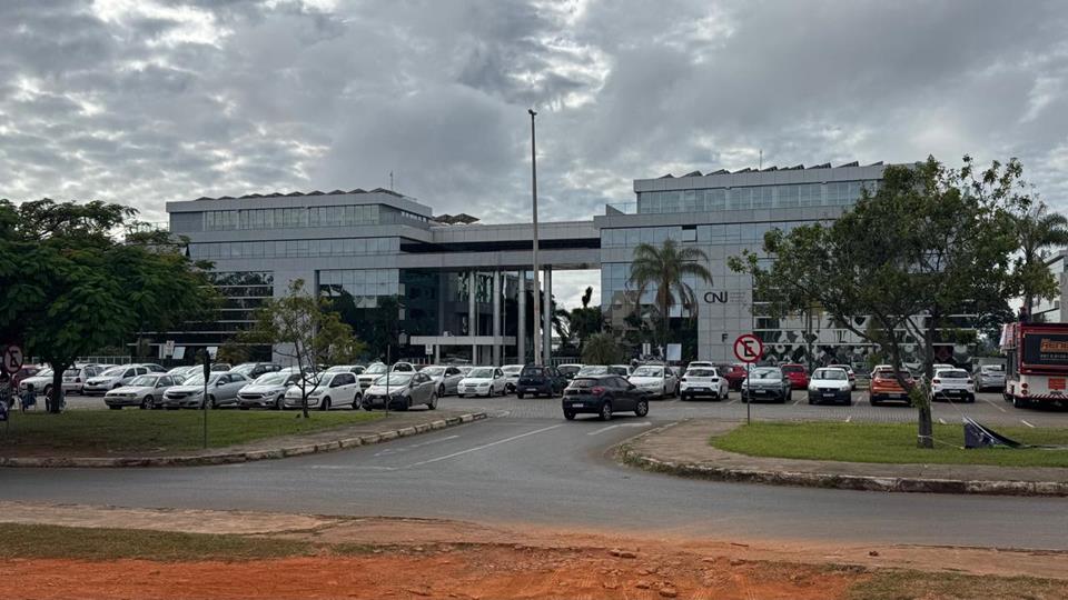 SAFS Quadra (Setor de Administração Federal Sul) - PREDIO SAFS COM 2.590M2 PARA LOCAÇÃO NA PRAÇA PORTUGAL AO LADO DA EMBAIXADA AMERICANA SAS SUL — foto 5