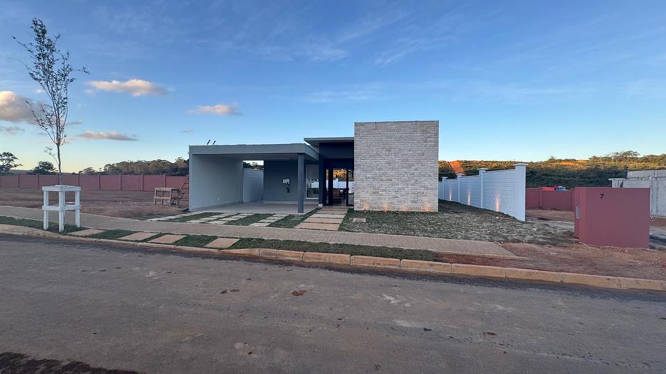 DF 140 JARDIM BOTANICO - Casa 3 quartos sendo 3 suites em condominio fechado vendo com altissimo padrão no Le grand Jardin no Jardim botanico pronta ou para entrega em ate 10 meses aceita financiamento — foto 2