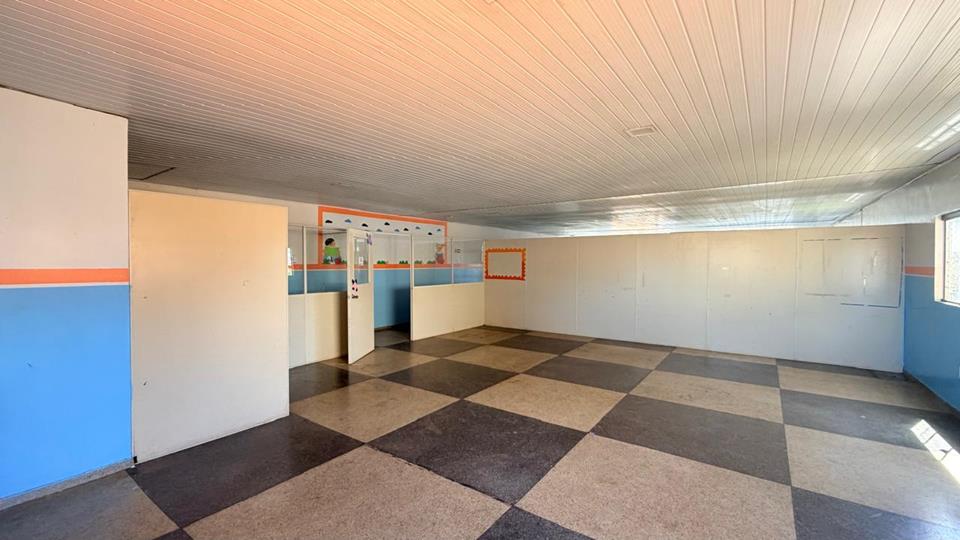 avenida com varios comercios - Prédio na ocidental para aluguel com 2 pavimentos com 200 metros cada com 8 salas divididas com DIVISORIOS — foto 17