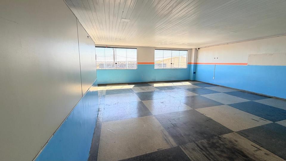 avenida com varios comercios - Prédio na ocidental para aluguel com 2 pavimentos com 200 metros cada com 8 salas divididas com DIVISORIOS — foto 9