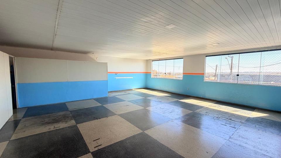 avenida com varios comercios - Prédio na ocidental para aluguel com 2 pavimentos com 200 metros cada com 8 salas divididas com DIVISORIOS — foto 18