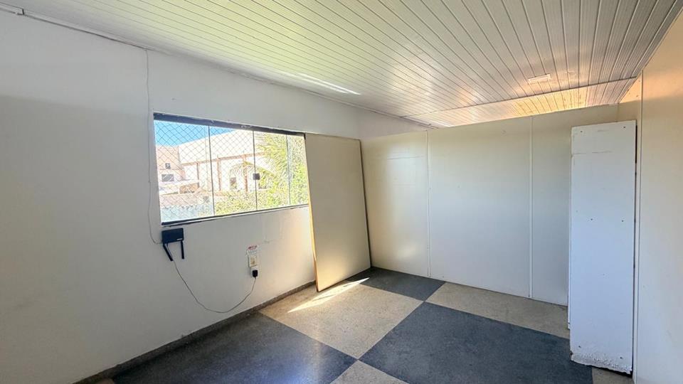 avenida com varios comercios - Prédio na ocidental para aluguel com 2 pavimentos com 200 metros cada com 8 salas divididas com DIVISORIOS — foto 21