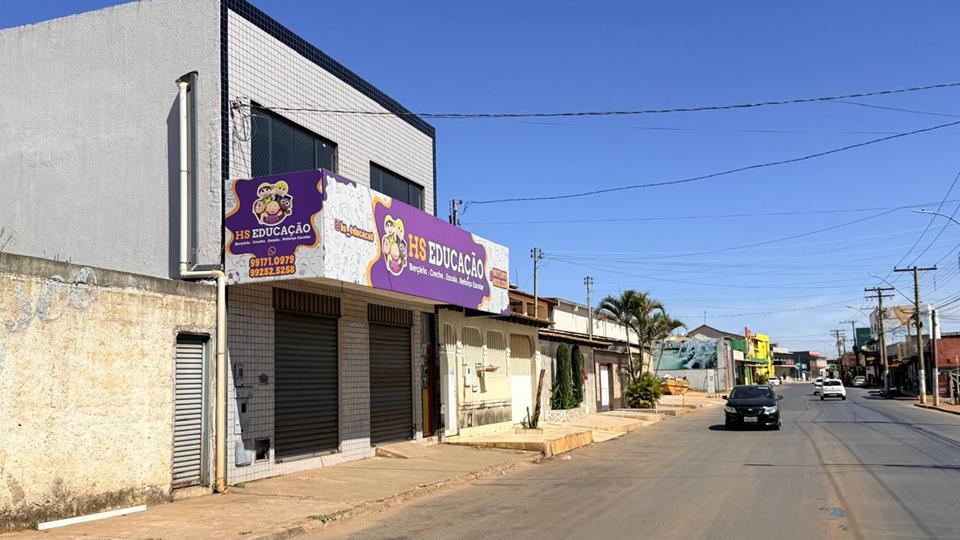 avenida com varios comercios - Prédio na ocidental para aluguel com 2 pavimentos com 200 metros cada com 8 salas divididas com DIVISORIOS — foto 2