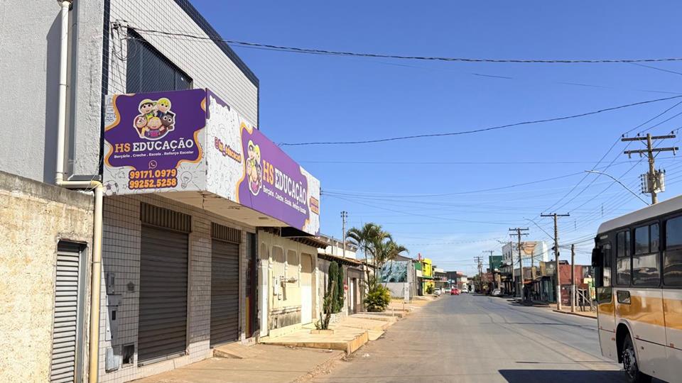 avenida com varios comercios - Prédio na ocidental para aluguel com 2 pavimentos com 200 metros cada com 8 salas divididas com DIVISORIOS — foto 22