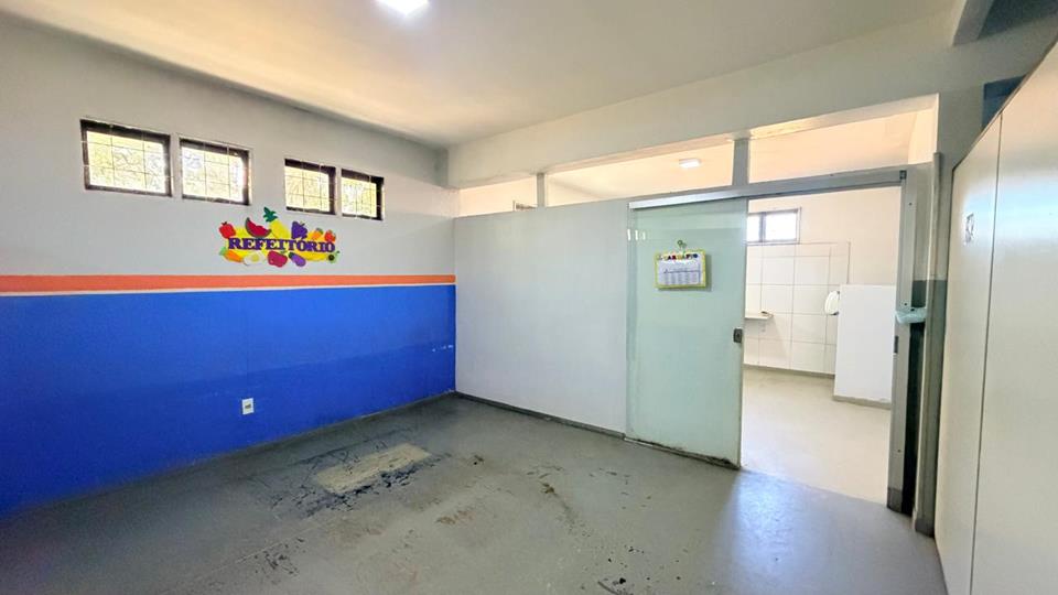 avenida com varios comercios - Prédio na ocidental para aluguel com 2 pavimentos com 200 metros cada com 8 salas divididas com DIVISORIOS — foto 25
