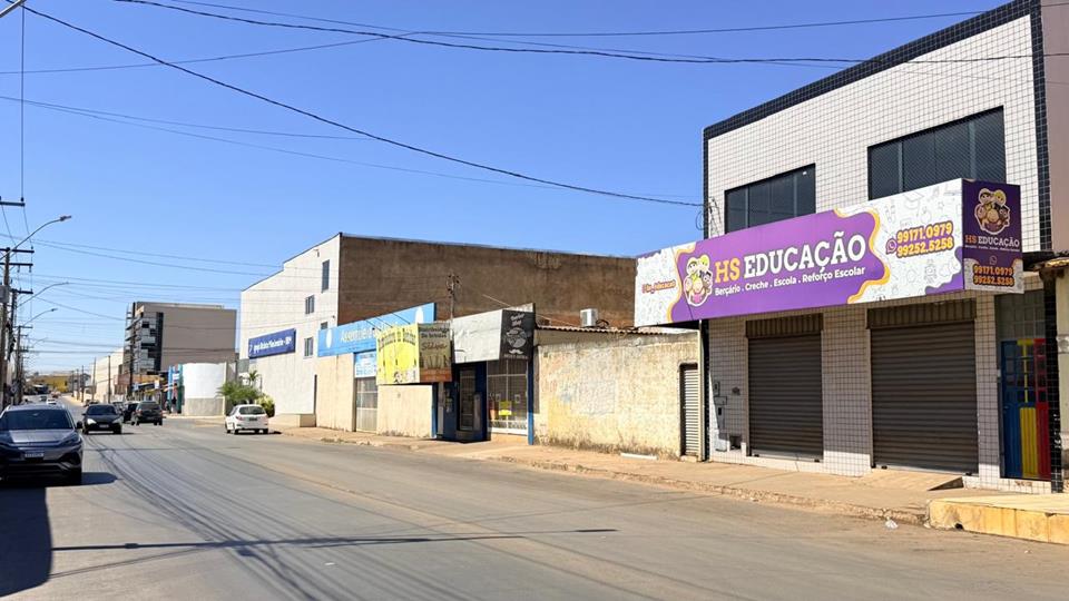 avenida com varios comercios - Prédio na ocidental para aluguel com 2 pavimentos com 200 metros cada com 8 salas divididas com DIVISORIOS — foto 5