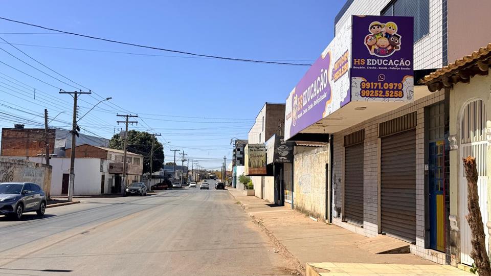 avenida com varios comercios - Prédio na ocidental para aluguel com 2 pavimentos com 200 metros cada com 8 salas divididas com DIVISORIOS — foto 16