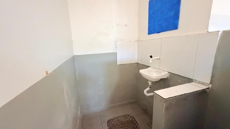 avenida com varios comercios - Prédio na ocidental para aluguel com 2 pavimentos com 200 metros cada com 8 salas divididas com DIVISORIOS — foto 7