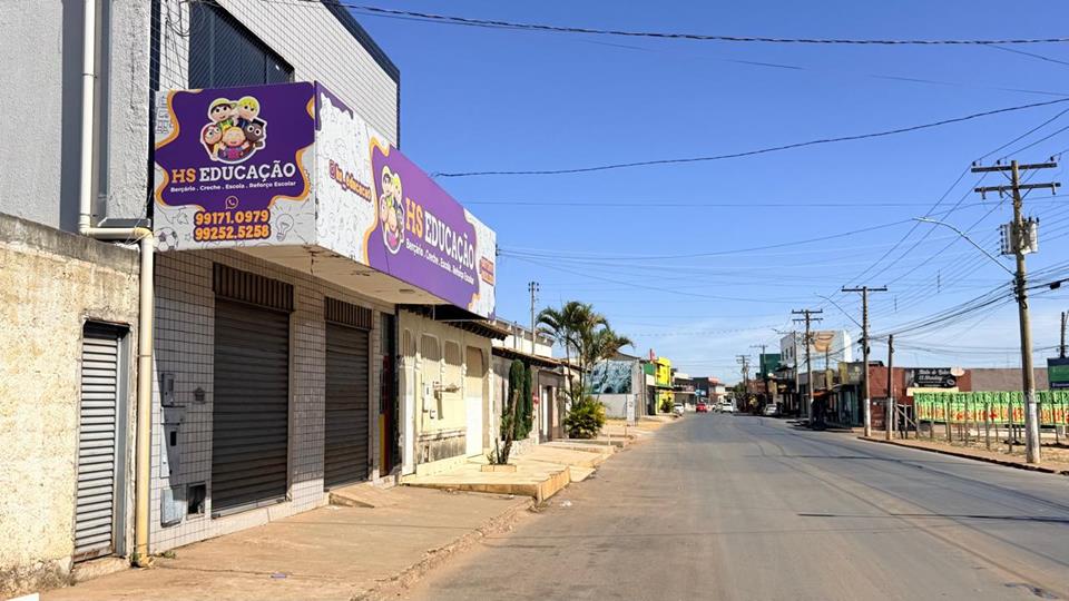 avenida com varios comercios - Prédio na ocidental para aluguel com 2 pavimentos com 200 metros cada com 8 salas divididas com DIVISORIOS — foto 20