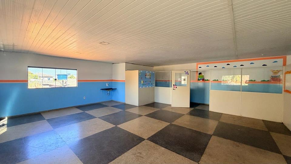 avenida com varios comercios - Prédio na ocidental para aluguel com 2 pavimentos com 200 metros cada com 8 salas divididas com DIVISORIOS — foto 29