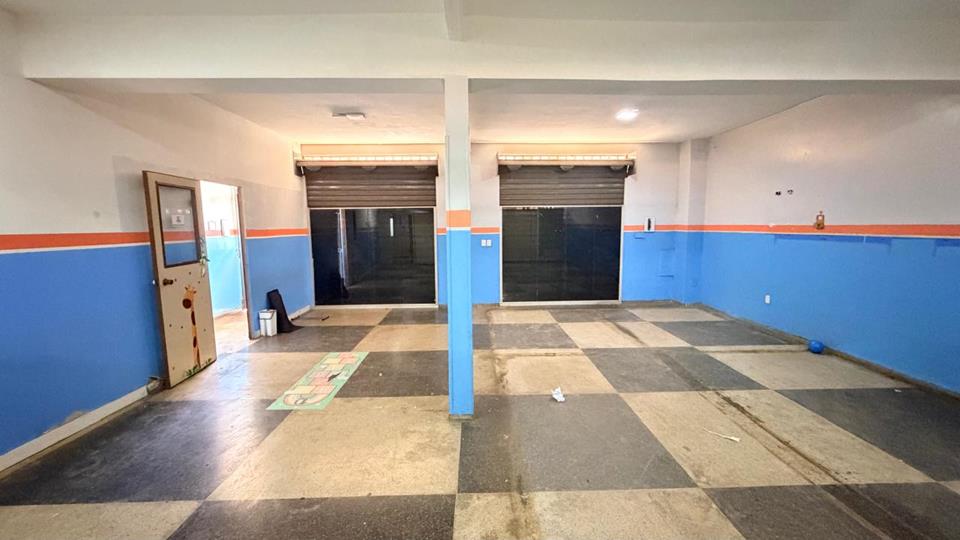 avenida com varios comercios - Prédio na ocidental para aluguel com 2 pavimentos com 200 metros cada com 8 salas divididas com DIVISORIOS — foto 4