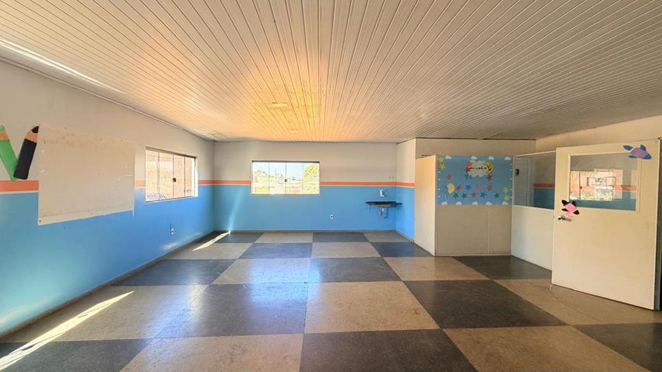 avenida com varios comercios - Prédio na ocidental para aluguel com 2 pavimentos com 200 metros cada com 8 salas divididas com DIVISORIOS — foto 26