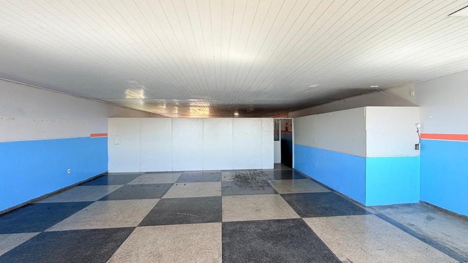 avenida com varios comercios - Prédio na ocidental para aluguel com 2 pavimentos com 200 metros cada com 8 salas divididas com DIVISORIOS — foto 19
