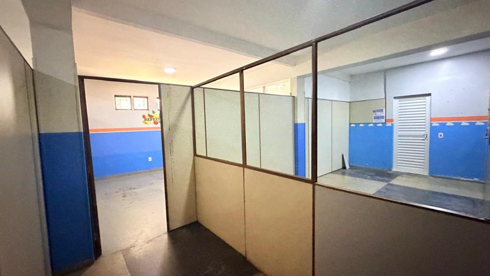 avenida com varios comercios - Prédio na ocidental para aluguel com 2 pavimentos com 200 metros cada com 8 salas divididas com DIVISORIOS — foto 23
