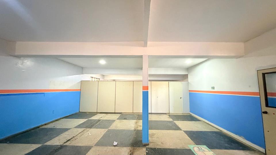 avenida com varios comercios - Prédio na ocidental para aluguel com 2 pavimentos com 200 metros cada com 8 salas divididas com DIVISORIOS — foto 8