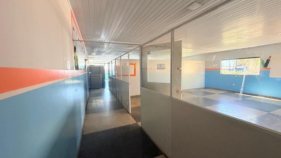 avenida com varios comercios - Prédio na ocidental para aluguel com 2 pavimentos com 200 metros cada com 8 salas divididas com DIVISORIOS — foto 11