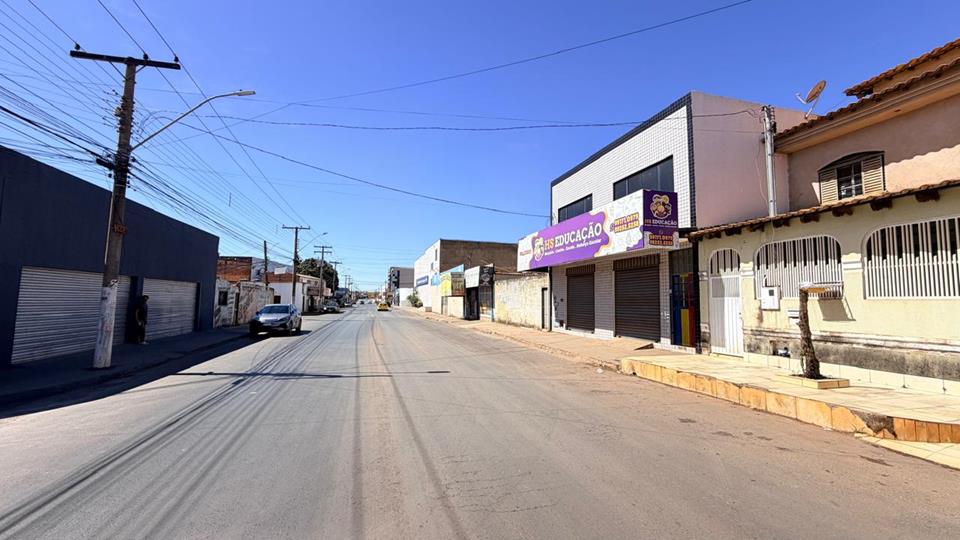avenida com varios comercios - Prédio na ocidental para aluguel com 2 pavimentos com 200 metros cada com 8 salas divididas com DIVISORIOS — foto 3